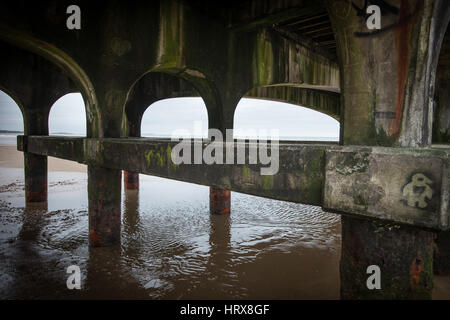 Am Strand unter Bournemouth Pier bei Ebbe. Bournemouth, Dorset, England, UK. Stockfoto