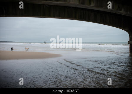 Eine konkrete arch​ unter Bournemouth Pier bei Ebbe an einem bewölkten Winter Tag in Dorset, England, UK. Stockfoto
