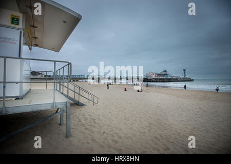 Ein Bademeister Turm am Strand in front​ von Bournemouth Pier in Bournemouth, Dorset, England, UK. Stockfoto