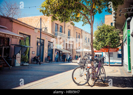 Nikosia - 13.April: Ledra-Straße Kreuzungspunkt am 13. April 2015 in Nikosia, Zypern. Checkpoint bei der Pufferzone, die Ledra-Straße trennen Stockfoto