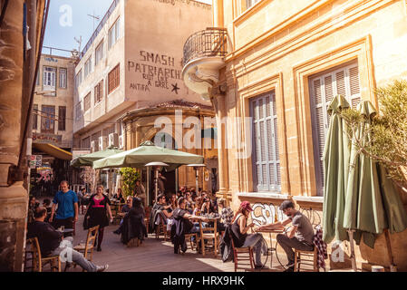 Nikosia - 13.April: Menschen in Restaurants und traditionellen Cafés in der Ledrastraße am 13. April 2015 in Nikosia, Zypern. Ledra, Hauptstraße von th Stockfoto