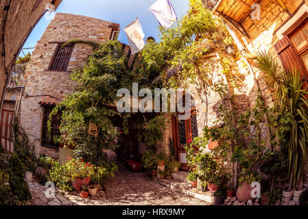 Gemütlicher Innenhof im Dorf Lefkara (Pano Lefkara). Distrikt Limassol, Zypern Stockfoto