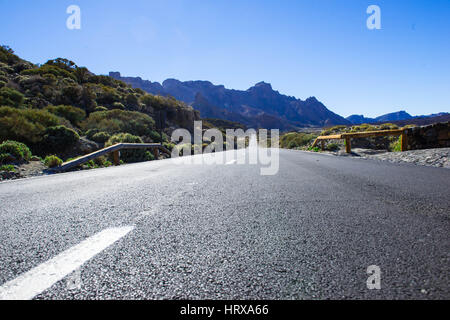 Kanarische Inseln, Teneriffa. Februar 2017. Die Straße, die zum Teide auf Teneriffa führt. Michael Tubi / Alamy Stockfoto