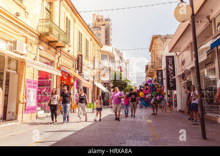 Nikosia - 13.April: Ledra-Straße, eine große Einkaufsstraße im Zentrum Nikosia am 13. April 2015 Stockfoto