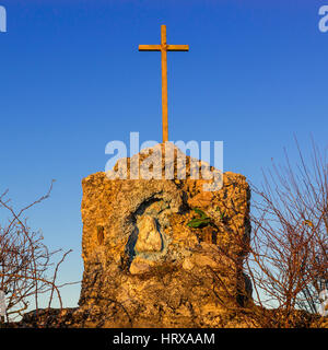 Votiv-Schrein, kleine Kapelle in Miniatur mit einem kleinen Kreuz und die Darstellung der Gottesmutter bei Sonnenuntergang Stockfoto