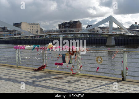 Glasgow Clyde Gehweg Selbstmord Denkmal zu Kirsty Aitchison, die im Fluss ertrunken Tradeston Brücke Stockfoto