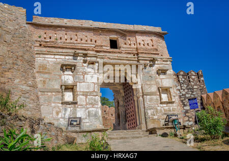 Kumbhalgarh, Rajasthan, Indien - 21. November 2016: Kumbhalgarh Fort Eingang. Mewar Festung liegt auf der westlichen Bereich Aravalli, Rajasthan, Indien. Stockfoto