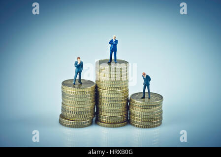 Finanzkonzept. Geschäftsleuten stehen auf Münzen stapeln. Makro-Foto Stockfoto