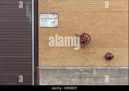 Ziegelwand mit McAvity Ventile Stockfoto