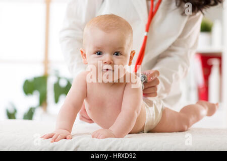 Kinderarzt Ärztin untersucht Baby Boy mit Stethoskop Herzschlag überprüfen Stockfoto