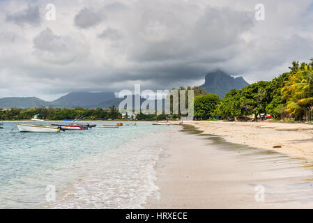 Tamarin, Mauritius - 8. Dezember 2015: Tamarin Bucht Landschaft bei bewölktem Wetter mit Berg im Hintergrund, Tamarin, Mauritius. Stockfoto