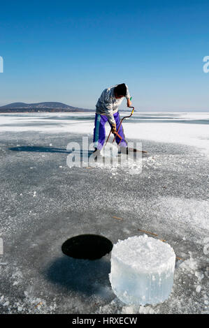 Eis-Loch langweilig auf dem Plattensee, Ungarn Stockfoto