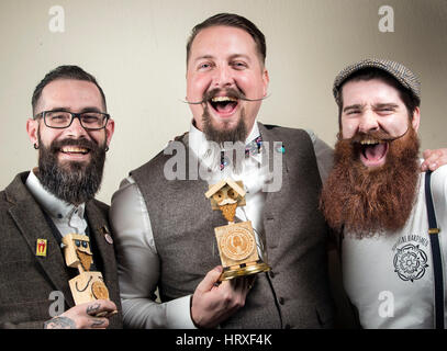 (Von links nach rechts) 2. Platz Carl Coates, Ben Waddington Gewinner des Yorkshire Bart des Jahres und 3. Platz Shane Hazelgrave während der Yorkshire Bart Tag 2017 im Scarborough Spa in Yorkshire. Stockfoto