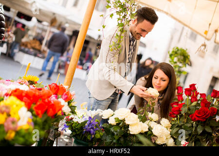 Liebespaar, duftenden Rosen in Rom, Italien Stockfoto