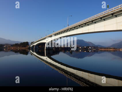 Lake Kawaguchi Ohashi Brücke und seinem Spiegelbild auf Kawaguchi-See, Yamanashi, Japan Stockfoto
