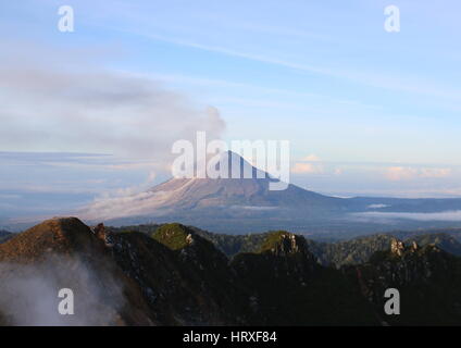 Blick auf Mount Sinabung, ein aktiver Vulkan noch spuckt Asche vom Mount Sibayak in Brestagi, Nord-Sumatra, Indonesien Stockfoto