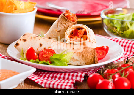 Tortilla wraps mit Huhn und Gemüse. Stockfoto