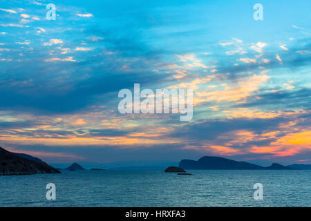 Wunderbare Dämmerung auf dem Meer zwischen den Inseln. Stockfoto