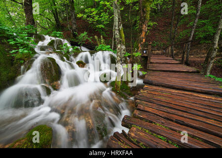 Wasserfälle in der Nähe der Wanderweg im Nationalpark Plitvicer Seen - Kroatien Stockfoto