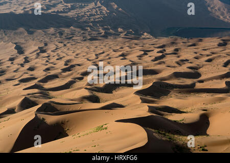 Sanddünen in der Ferne in Badain Jaran in China zu erreichen Stockfoto