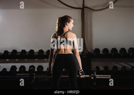 Fitness Frau Gewichtheben Kreuzheben. Fitness Model Mädchen Gewichtheben im Fitness-Studio. Stockfoto