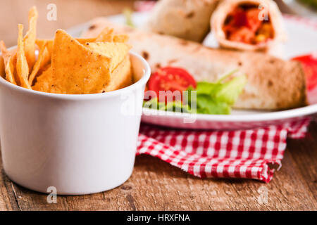 Tortilla wraps mit Huhn und Gemüse. Stockfoto