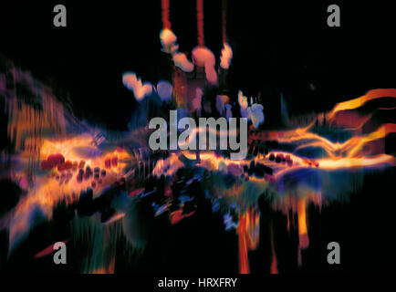 bunte abstrakte Welle, dynamische Gestaltungselement auf schwarzem Hintergrund, Mischtechnik Stockfoto