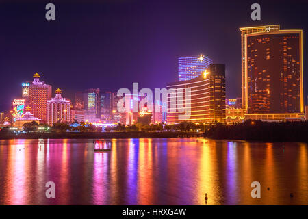 Macao, China - 9. Dezember 2016: Stadtbild mit Wynn Macau, MGM Macauand Casino Lisboa, beliebtes Wahrzeichen in Nam Van-See, einem künstlich angelegten See ich reflektieren Stockfoto