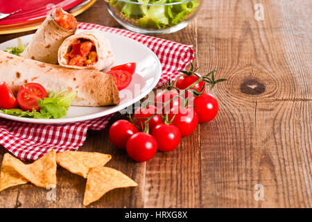 Tortilla wraps mit Huhn und Gemüse. Stockfoto