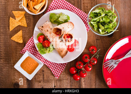 Tortilla wraps mit Huhn und Gemüse. Stockfoto