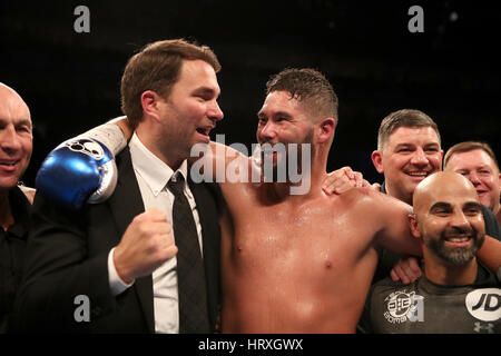 Tony Bellew feiert Sieg über David Haye neben Promoter Eddie Hearn (links) und Trainer Dave Coldwell (rechts) nach dem Schwergewichts-Wettbewerb in The O2. PRESSEVERBAND Foto. Bild Datum: Samstag, 4. März 2017. PA-Geschichte-Boxen-London zu sehen. Bildnachweis sollte lauten: Nick Potts/PA Wire Stockfoto