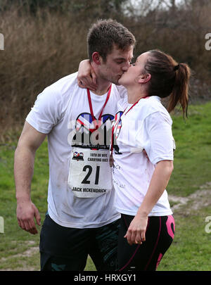 Jack Mckendrick aus North Wales feiert mit seiner Lebensgefährtin Kirsty Jones nach dem Gewinn der 10. UK Frau tragen Rennen in Dorking, Surrey. Stockfoto