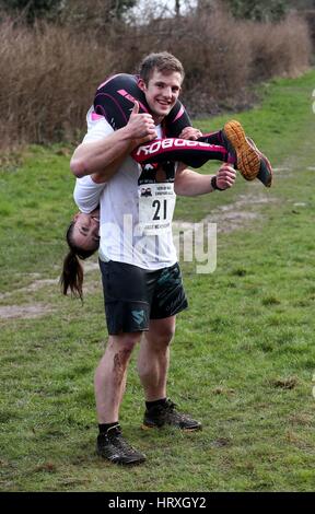 Jack Mckendrick aus North Wales feiert mit seiner Lebensgefährtin Kirsty Jones nach dem Gewinn der 10. UK Frau tragen Rennen in Dorking, Surrey. Stockfoto