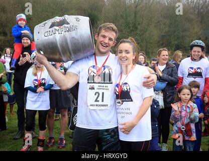 Jack Mckendrick aus North Wales feiert mit seiner Lebensgefährtin Kirsty Jones nach dem Gewinn der 10. UK Frau tragen Rennen in Dorking, Surrey. Stockfoto