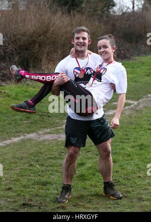 Jack Mckendrick aus North Wales feiert mit seiner Lebensgefährtin Kirsty Jones nach dem Gewinn der 10. UK Frau tragen Rennen in Dorking, Surrey. Stockfoto