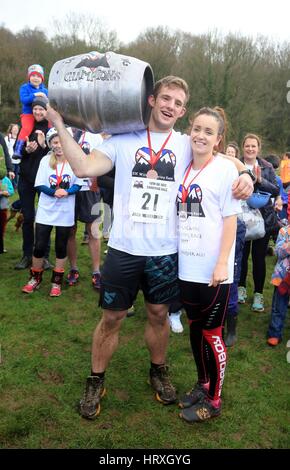 Jack Mckendrick aus North Wales feiert mit seiner Lebensgefährtin Kirsty Jones nach dem Gewinn der 10. UK Frau tragen Rennen in Dorking, Surrey. Stockfoto