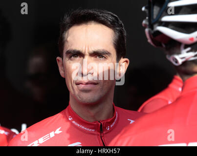 Alberto Contador posieren mit seinem neuen Teamtrikot Trek Segafredo vor einer Trainingseinheit in Mallorca Stockfoto