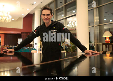 Alberto Contador posieren mit seinem neuen Teamtrikot Trek Segafredo vor einer Trainingseinheit in Mallorca Stockfoto