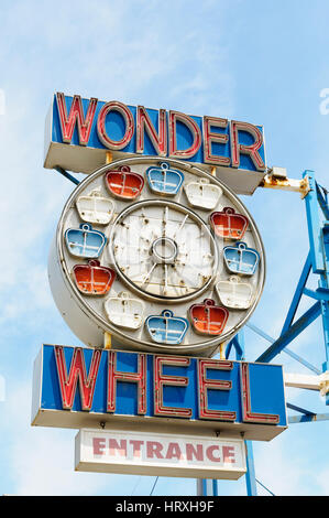 Ortseingangsschild, Deno Wonder Wheel Amusement Park, Coney Island, Brooklyn, New York, USA Stockfoto