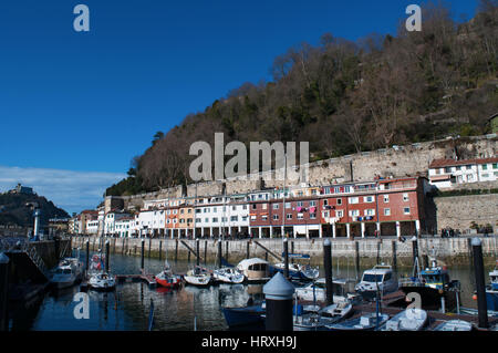 Spanien: Boote im Hafen und Blick auf die Skyline an der Strandpromenade von Donostia San Sebastian, der Küstenstadt am Golf von Biskaya Stockfoto