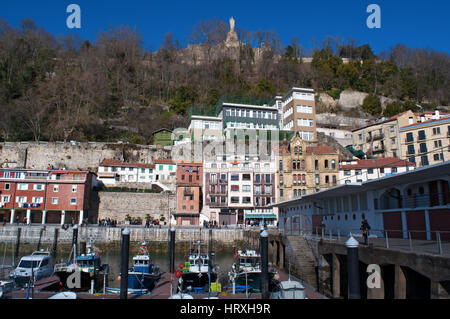 Donostia-San Sebastián: Hafen, Skyline der Altstadt mit der 12 Meter lange Skulptur von Jesus Christus, erbaut im Jahr 1950 auf der Oberseite der Berg Urgull Stockfoto