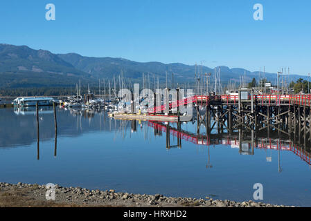 Fischerei und Aquakultur Handelsschiffe in der tiefen Bucht Moorings auf Vancouver Island, BC. Kanada Stockfoto