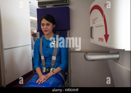 Singapur Republik Singapur Ein Thai Airways Flight Attendant Stockfotografie Alamy