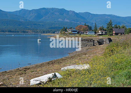 Fischerei und Aquakultur Handelsschiffe in der tiefen Bucht Moorings auf Vancouver Island, BC. Kanada Stockfoto