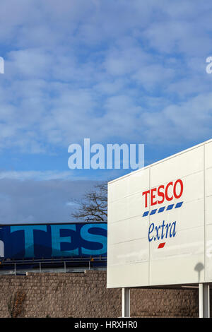 Tesco Extra Branding auf Bright White Wall mit Tesco Marke Lieferwagen kennzeichnete auch Stockfoto