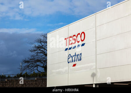 Tesco Extra Branding auf helle weiße Wand Stockfoto