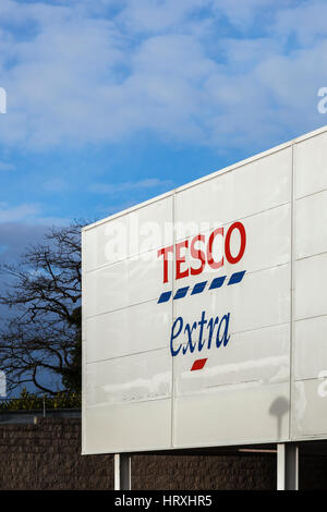 Tesco Extra Branding auf helle weiße Wand Stockfoto