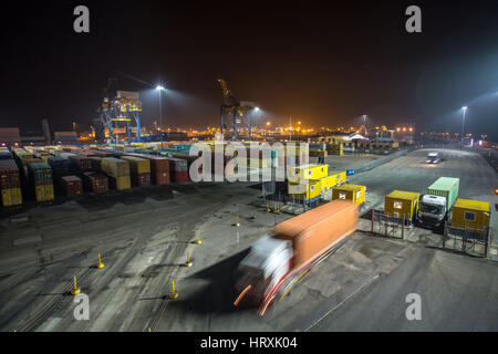 Verkehr und Container Arrivimg und verlassen Grangemouth Containerterminal Stockfoto