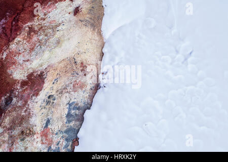 Luftaufnahme heißen geothermischen Landschaft und schmelzende Schnee in Island Stockfoto