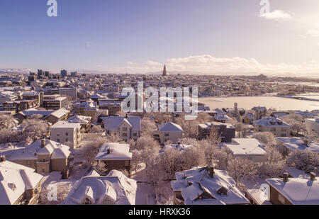 Luftaufnahme von Reykjavik, die Hauptstadt von Island nach starkem Schneefall im winter Stockfoto